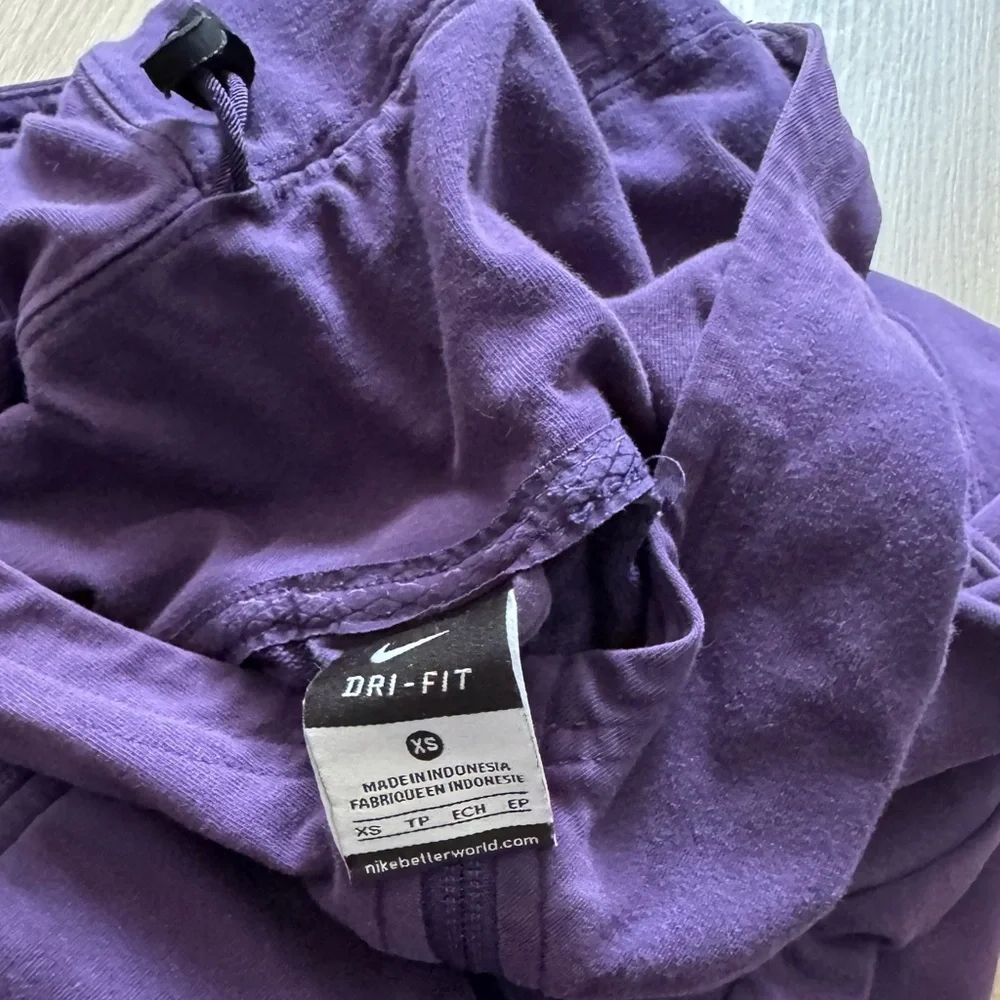 Vintage y2k Nike Purple Zip Hoodie with thumb holes.